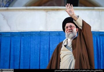 نگاهی به آخرین دیدار رهبری شهید با جمعی از کارگران/ کارگر باید بداند سر این شغل باقی می‌ماند
