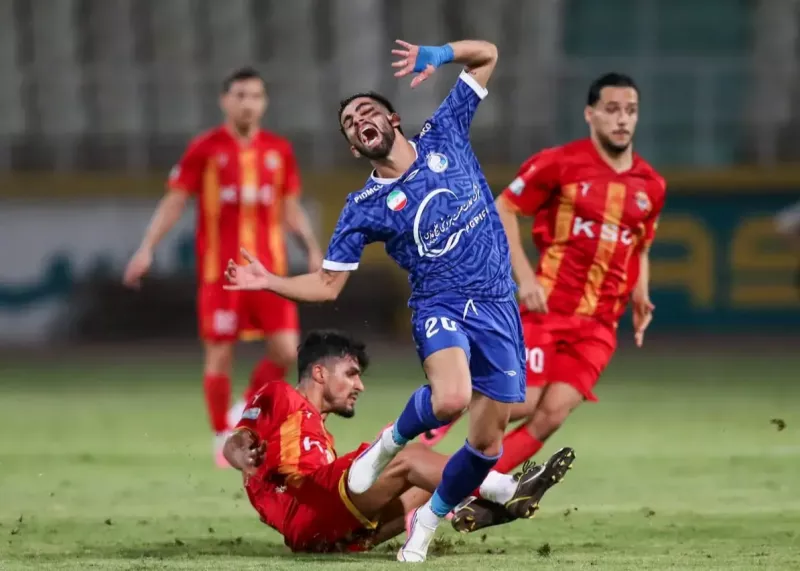 یک فصل عجیب در انتظار استقلال و سهراب یک فصل عجیب در انتظار استقلال و سهراب
